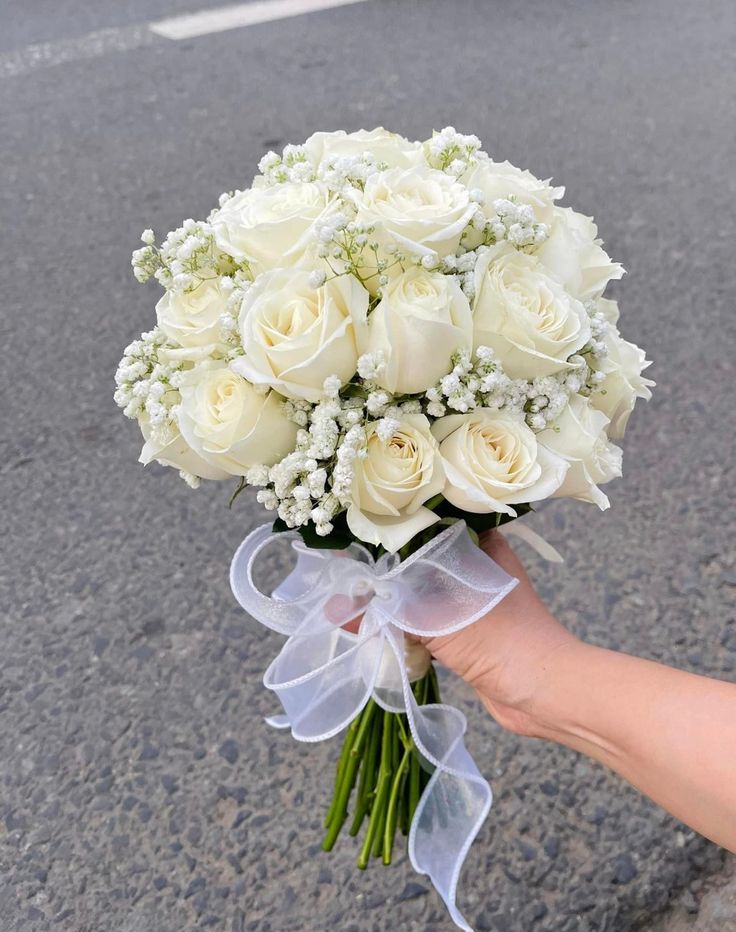 Shop hoa tươi Hà Nội - Chuyên cung cấp dịch vụ hoa tươi uy tín 3 hoa cưới bó tròn