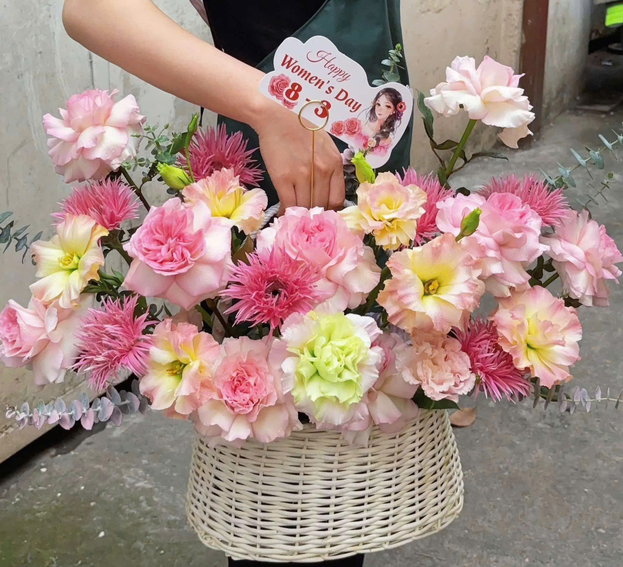 GIỎ HOA TONE HỒNG XINH 1 z6386073381914 a671a7b4281c71ea6d22656c0e4fd669