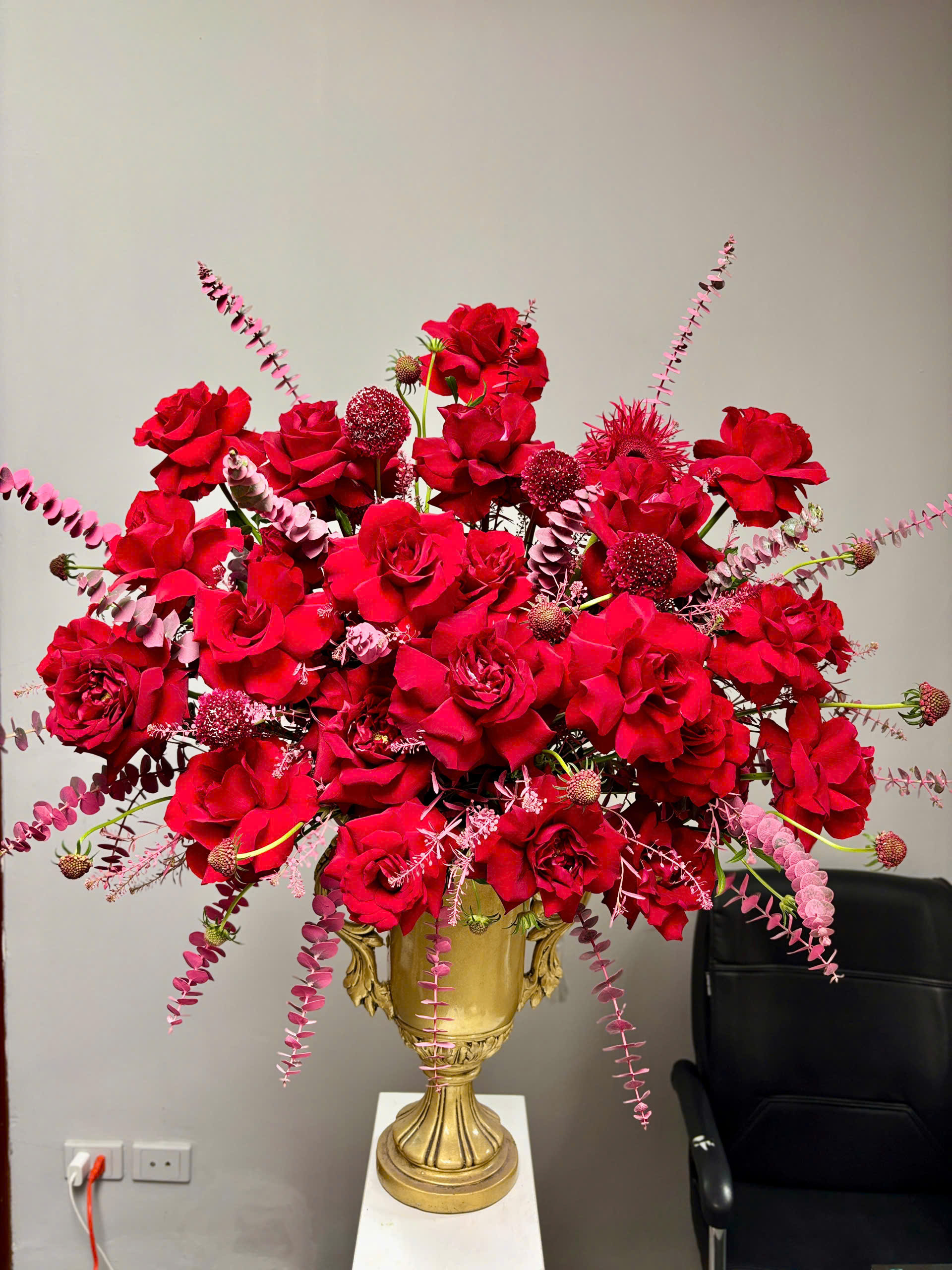 BÌNH HOA HỒNG ĐỎ SANG TRỌNG 3 z6389885588906 93b61eac17aea86149f2f97177f96d7f