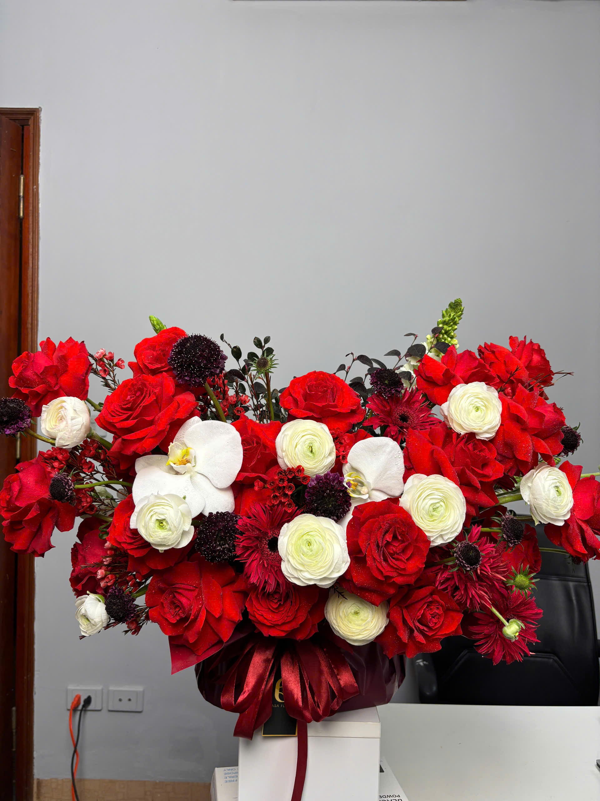 GIỎ HOA HỒNG ĐỎ SANG TRỌNG 4 z6399837661603 92006fda190c567866b96279c2555a36