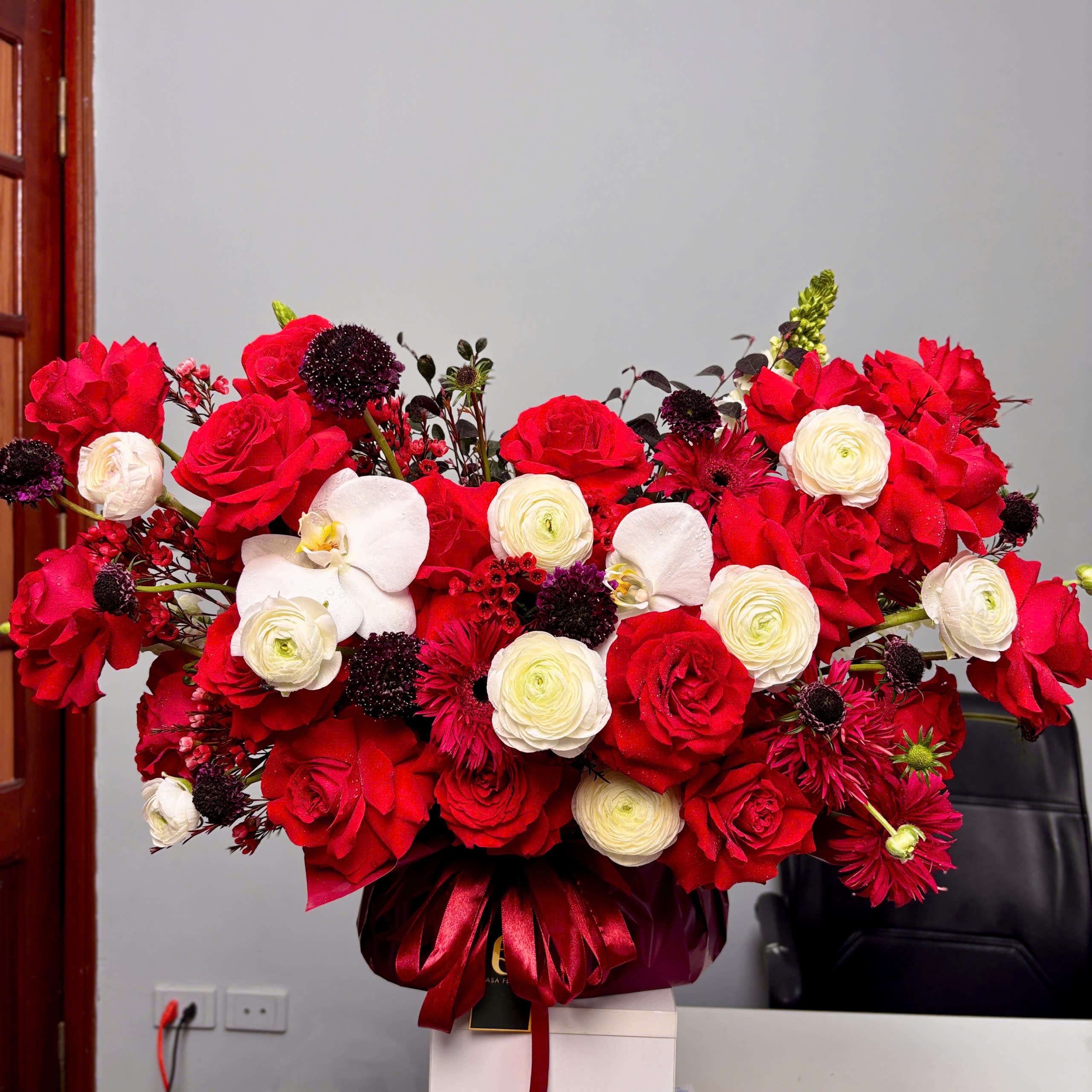 GIỎ HOA HỒNG ĐỎ SANG TRỌNG 1 z6399837675143 7749923b5727740078b07301883e6dc7