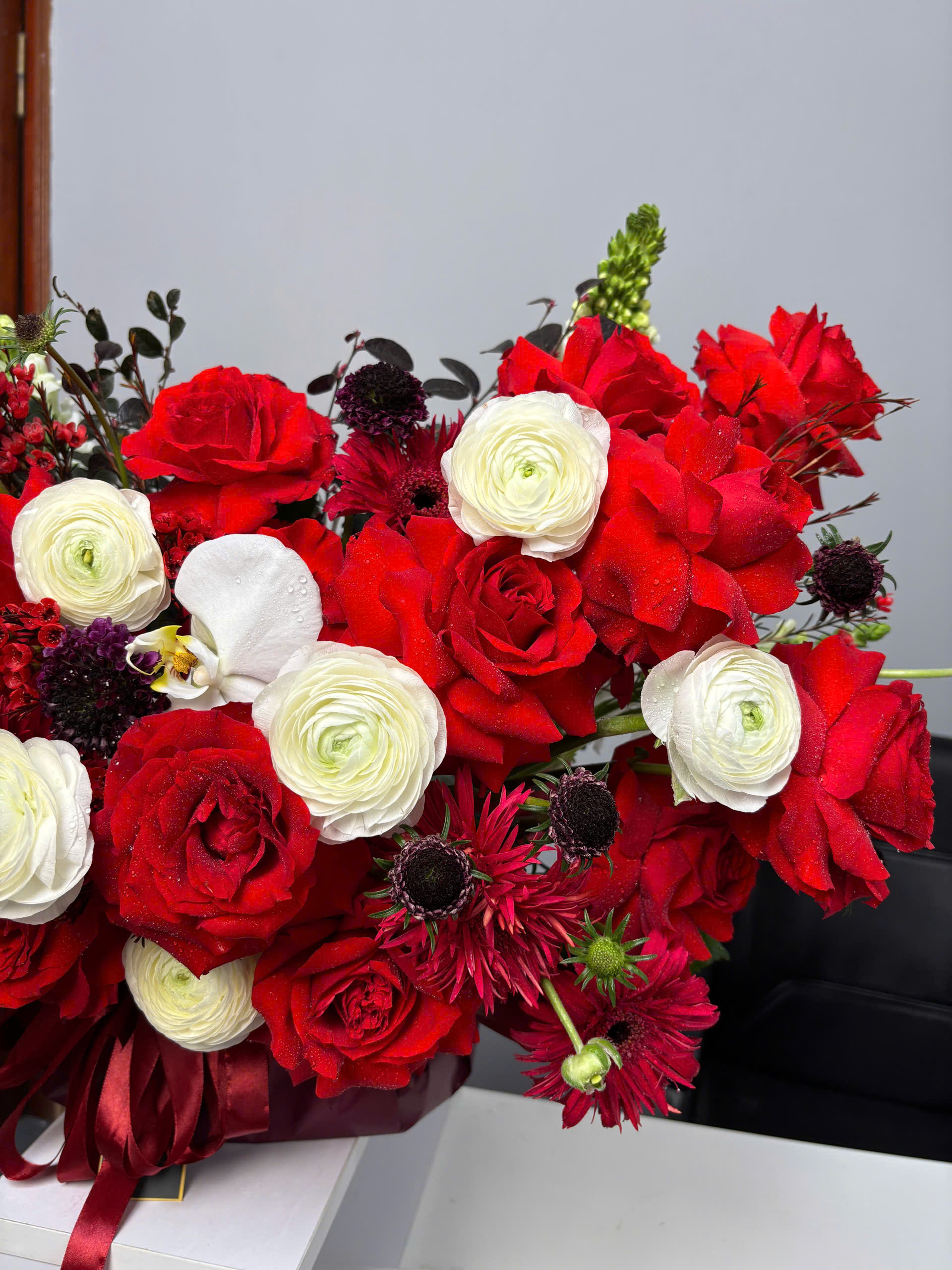 GIỎ HOA HỒNG ĐỎ SANG TRỌNG 3 z6399837679409 02d5842f58b28a960b91a480bb12d213