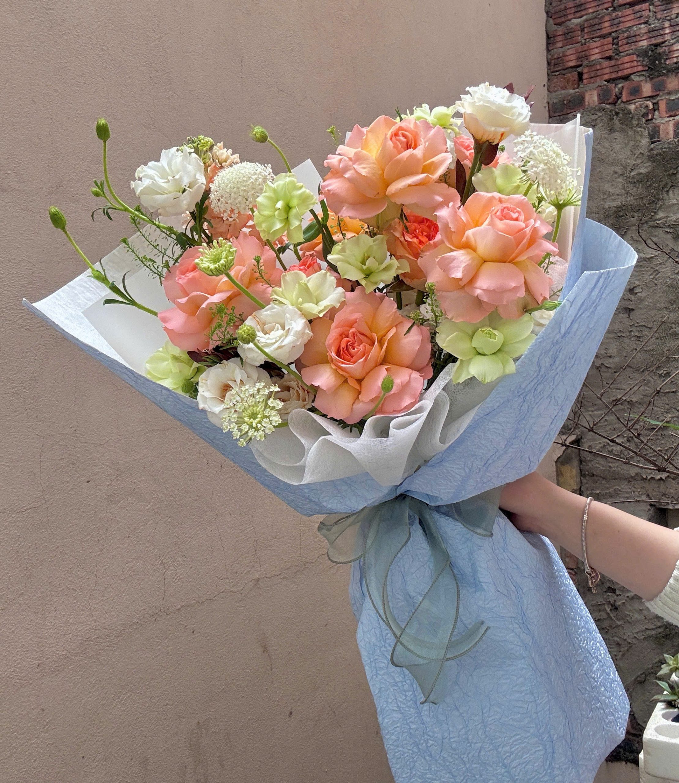 TÌNH YÊU CỔ TÍCH - BÓ HOA TONE CAM 4 z6487435207782 588c67fd0b24b71492a725eca02b7152 scaled