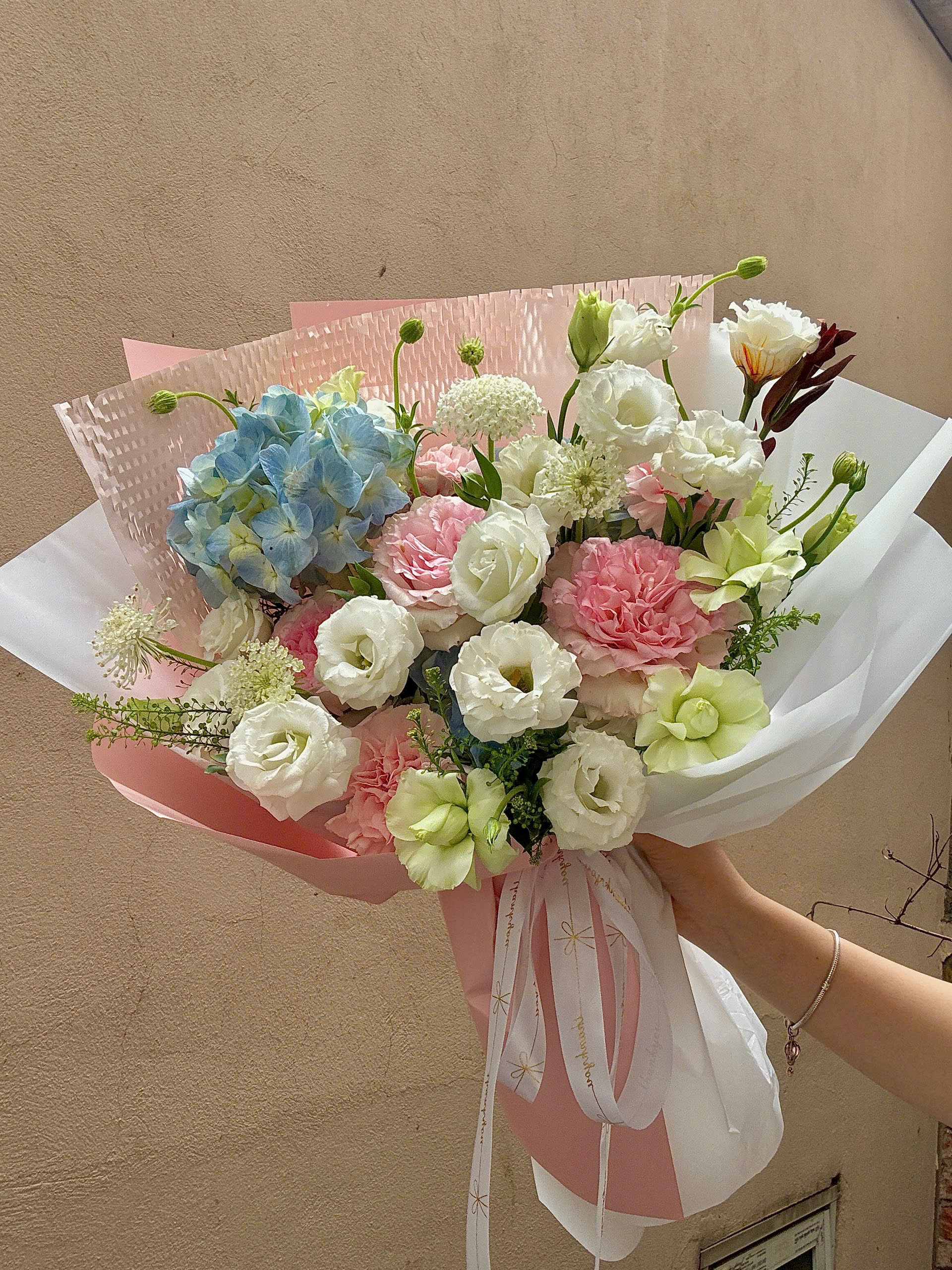 BÓ HOA CẨM TÚ CẦU MIX NHẸ NHÀNG 2 z6487435218073 652339aa86eb8d04fc80aac882bb2f9a