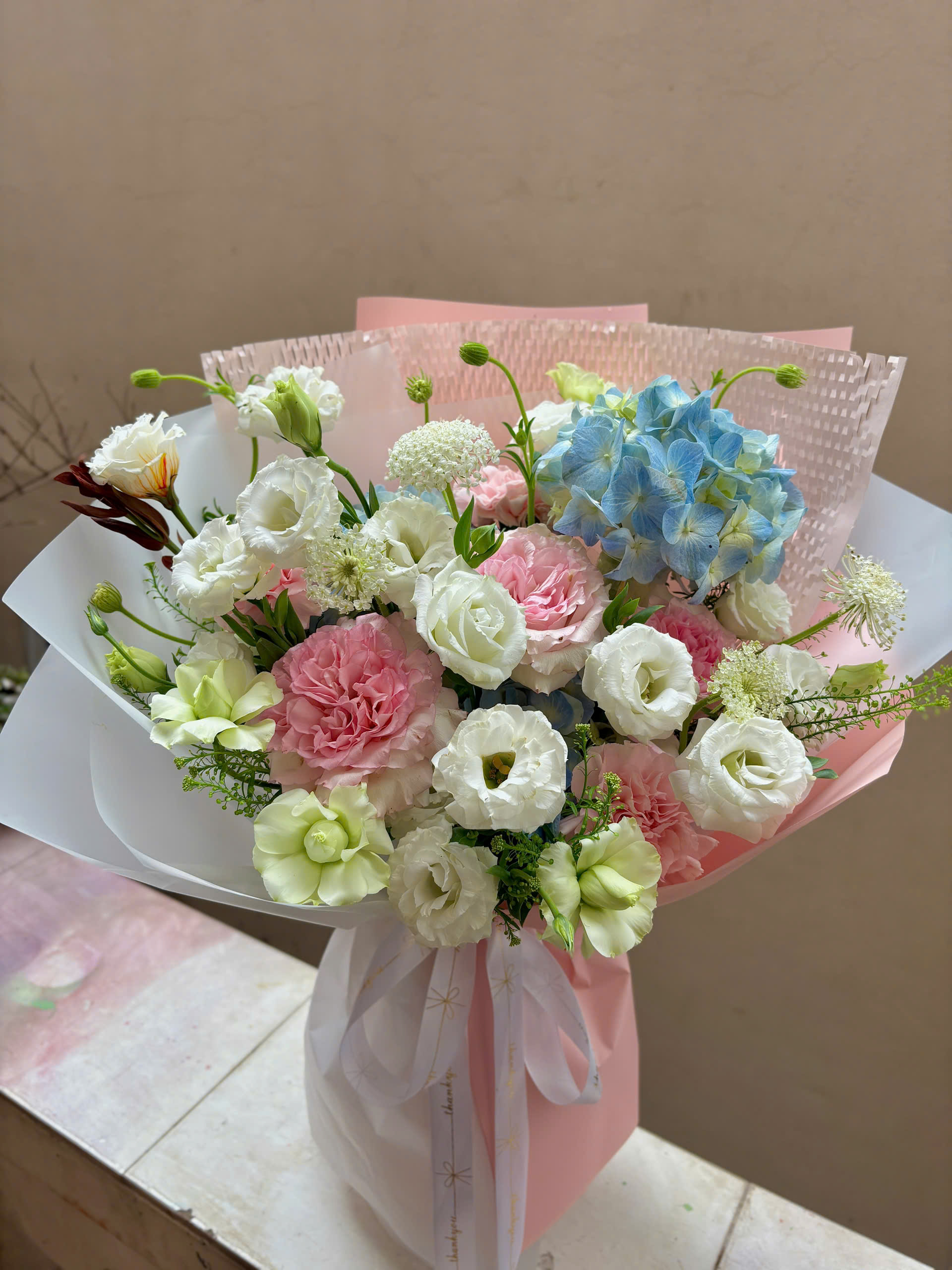 BÓ HOA CẨM TÚ CẦU MIX NHẸ NHÀNG