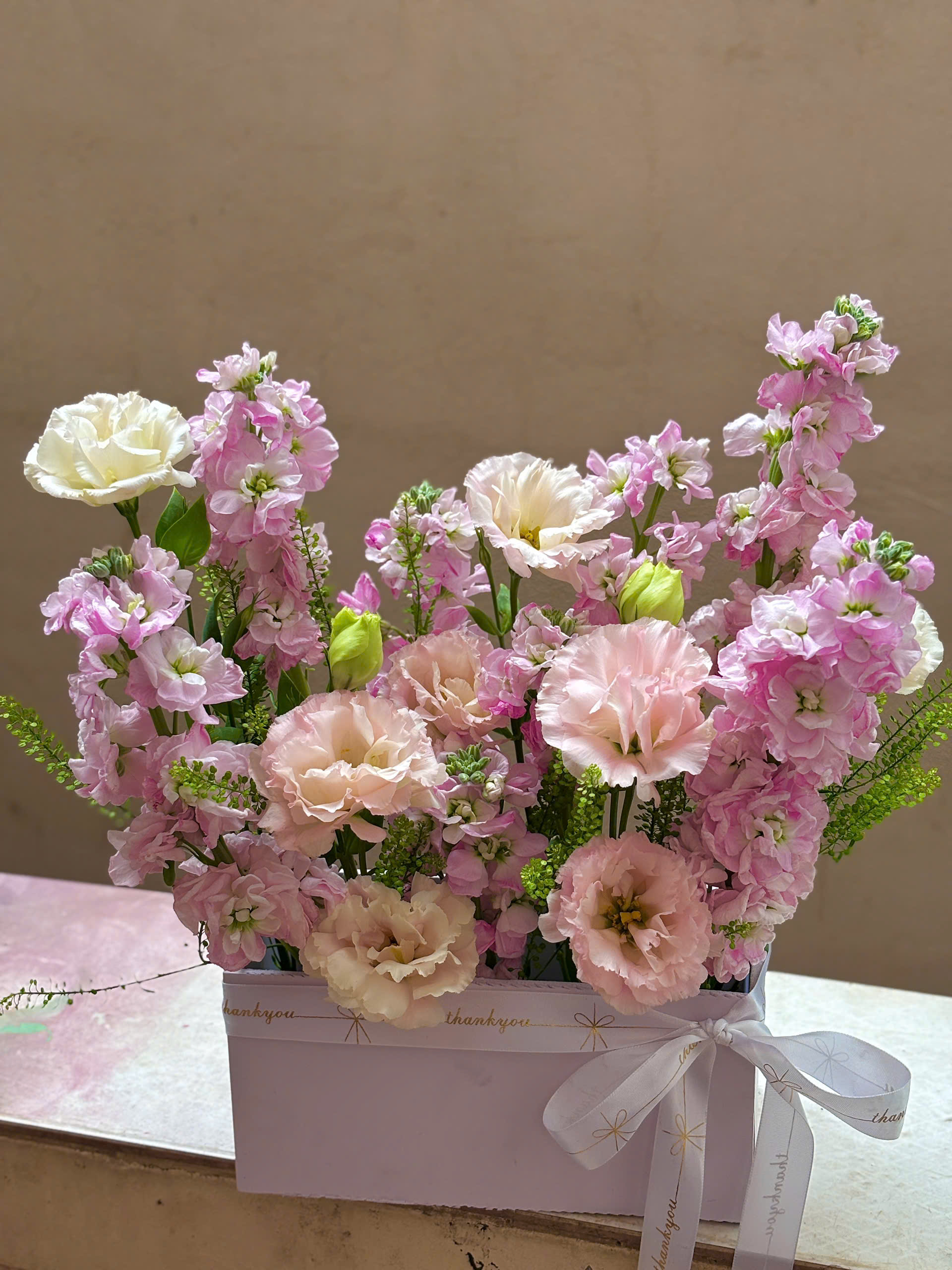 HỘP HOA TONE HỒNG TÍM NHẸ NHÀNG 1 z6535145212702 f111a8146f1548149c236f2770b9d15c