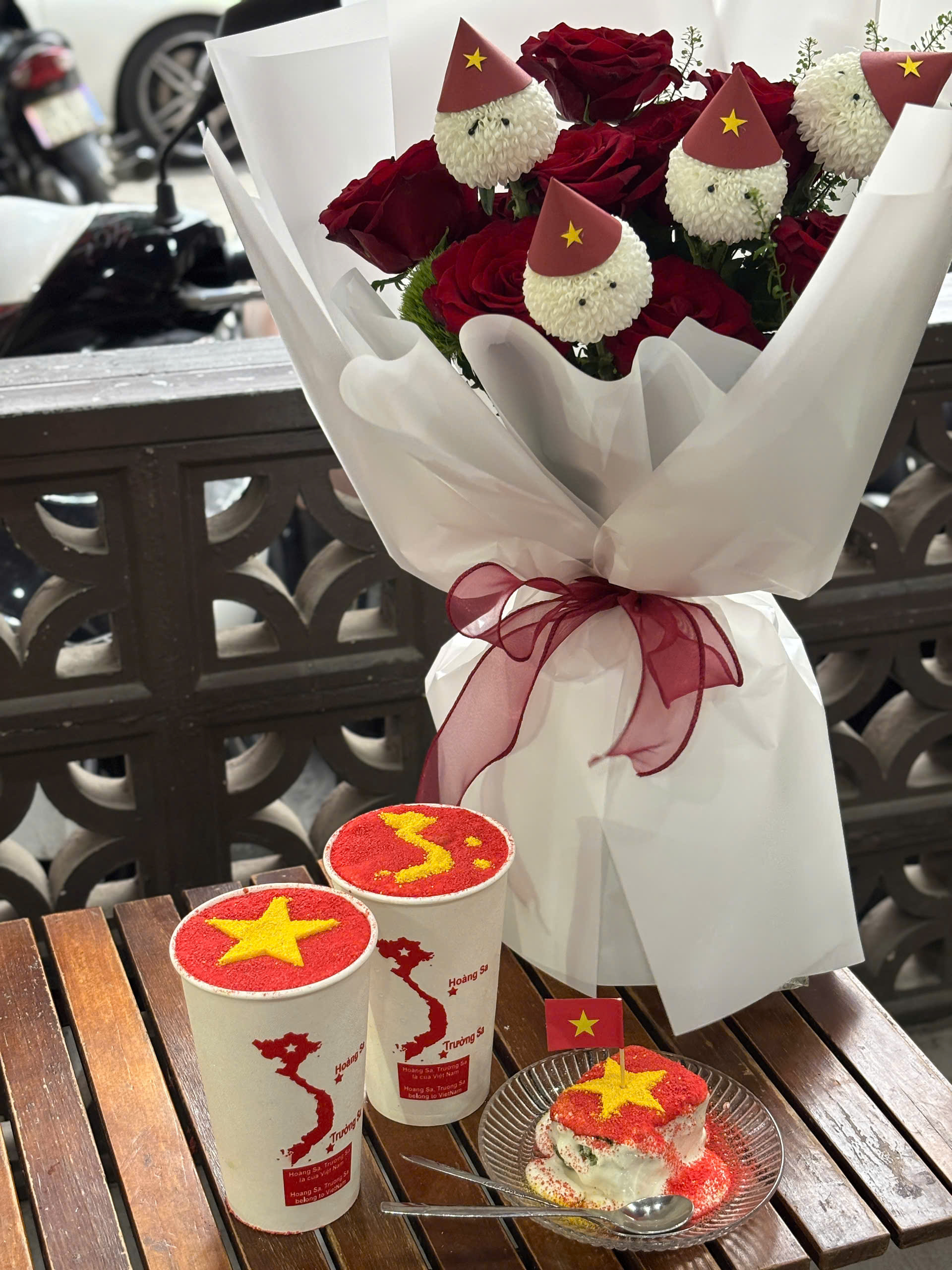 BÓ HOA "TỰ DO THỐNG NHẤT" - CASA FLOWER 1 z6535145263491 b0437331eb2d7c8d5f7b00859da5bf73