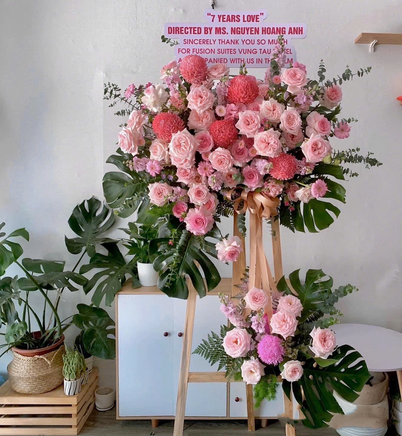 Kệ Hoa Chúc Mừng 2 Tầng Tone Hồng 1 z6782333940535 70ea6824cef389031c1caa95f425ec7b